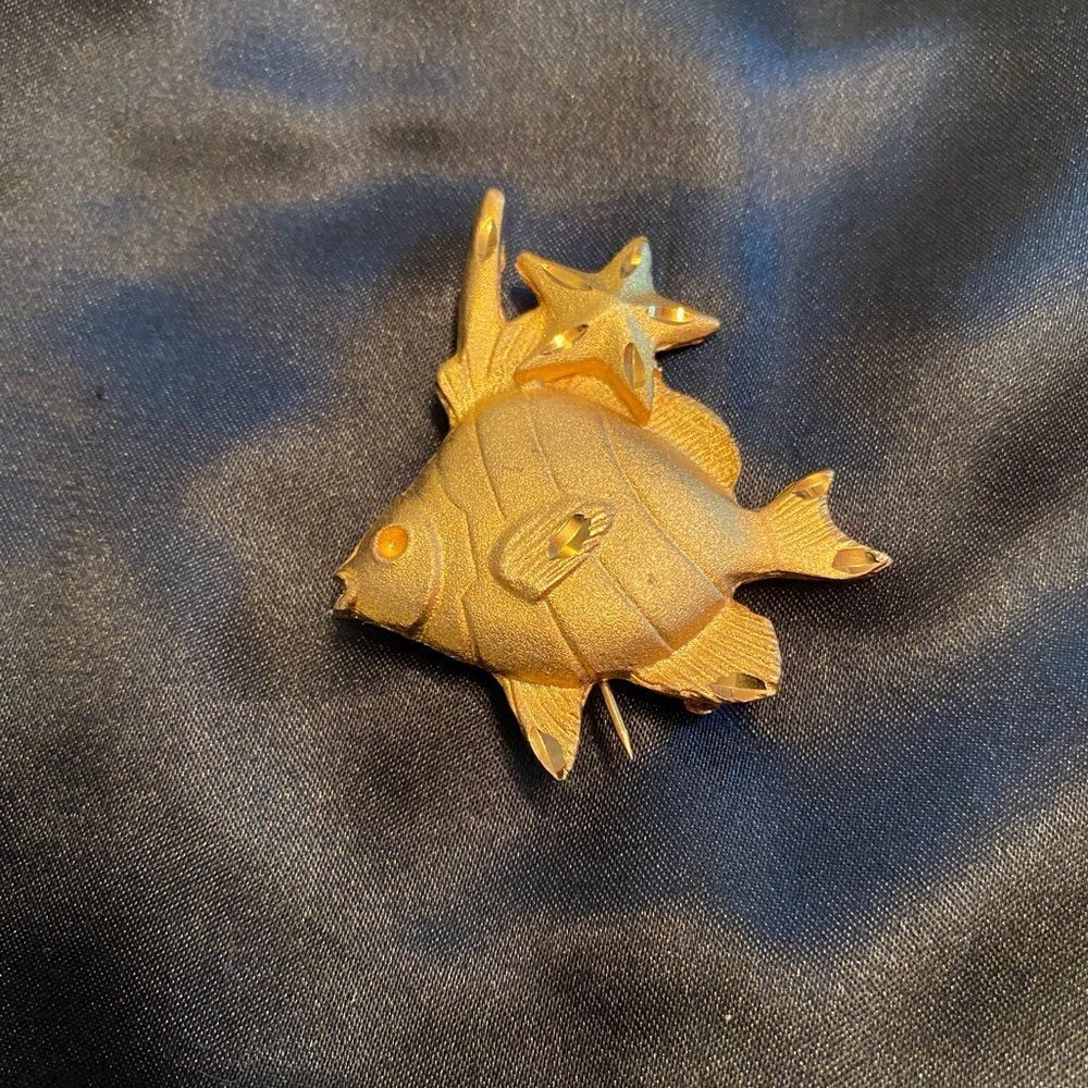 Adorable Gold Tone Goldfish Pin!